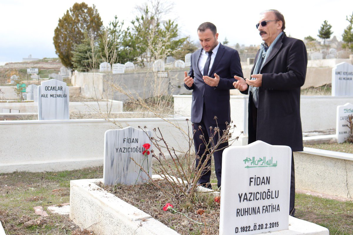 kubat_ramazan's tweet image. Bu gün Sivas’ta Şehit Muhsin Yazıcıoğlu ve kader arkadaşlarını dualarla andık.Muhsin başkanın annesi Fidan Yazıcıoğlu’nun kabrini ziyaret ettik.Mekanları Cennet olsun…
@kilicdarogluk 
@YKuvayimilliye