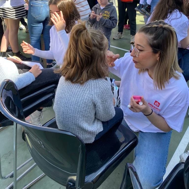 EEncantadaElena's tweet photo. Éxito de talleres de reciclaje y pintacaras para la mañana de Puertas Abiertas. Gracias por toda la ilusión que habéis puesto , y no hay mejor sensación que ver lo felices que habéis hecho a todos los peques que han participado. Educadoras de ❤️. 😘😍 https://t.co/nRxcikC6Bf