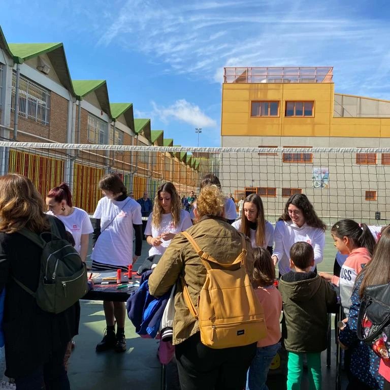 EEncantadaElena's tweet photo. Éxito de talleres de reciclaje y pintacaras para la mañana de Puertas Abiertas. Gracias por toda la ilusión que habéis puesto , y no hay mejor sensación que ver lo felices que habéis hecho a todos los peques que han participado. Educadoras de ❤️. 😘😍 https://t.co/nRxcikC6Bf