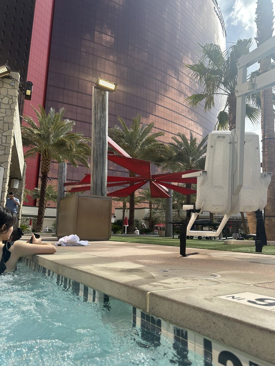 travelsofjustin's tweet photo. Little hot tub time in this chilly weather before the airport https://t.co/oOi83LZ2Wc