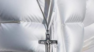 A Inteligência Artificial de imagens tá evoluindo ABSURDAMENTE

Um monte de perfis e portais de notícia tão viralizando essa "foto" do Papa Francisco como algo real, e de fato, se não fosse a mão e o crucifixo, seria MUITO DIFICIL distinguir se é IA ou real

Mas sim, é fake