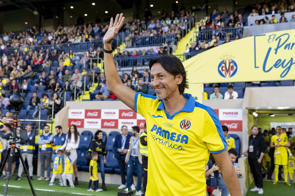 VillarrealCF's tweet photo. Qué bonito poder reuniros a todos 🥲. 

#CentenariGroguet https://t.co/59hkdvHFqr
