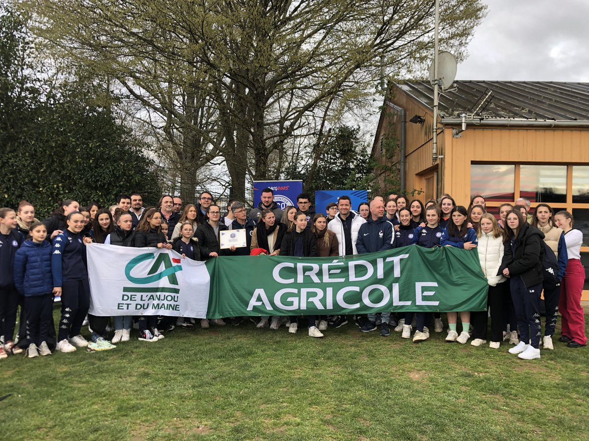 vsaulnier53200's tweet photo. Félicitations aux responsables #Ancienne @chateau_gontier 1er club labellisé Jeunes #OR Féminin du département de @lamayenne par @FFF @DistrictFoot53 @LigueFootLFPL Un engagement permanent pour la formation l’animation l’emploi et la compétition féminine sur le territoire https://t.co/NdPwqS8eha