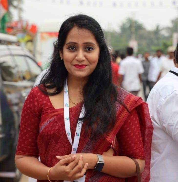 LakshmanShett16's tweet photo. ರಾಜಾಜಿನಗರದ ಕಾಂಗ್ರೆಸ್ ಟಿಕೆಟ್ ಆಕಾಂಕ್ಷಿ ಆಗಿದ್ದ ಭವ್ಯ ನರಸಿಂಹ ಮೂರ್ತಿ ಈಗ ಏನ್ ಮಾಡ್ತಾಳೆ....?
ಮತ್ತೇನು ಮಾಡುತ್ತಾಳೆ ಸಿದ್ದರಾಮಯ್ಯನನ್ನು ಸೋಲಿಸಲು ಹಿಂದಿನಿಂದ ಡಿಕೆಶಿಗೆ ಸಪೋರ್ಟ್ ಮಾಡ್ತಾಳೆ ಅಷ್ಟೇ....🙄😎
#Bavya https://t.co/XpdAHlaEmw