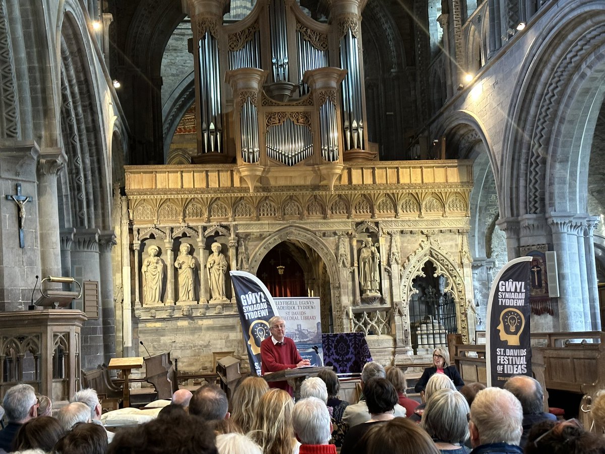 “More equal societies have better economic performance, lower serious crime, less fear of crime. We want to be a globally responsible Wales that offers sanctuary. “ @PrifWeinidog speaking eloquently about justice at @StIdeas in the nave @StDavidsCath