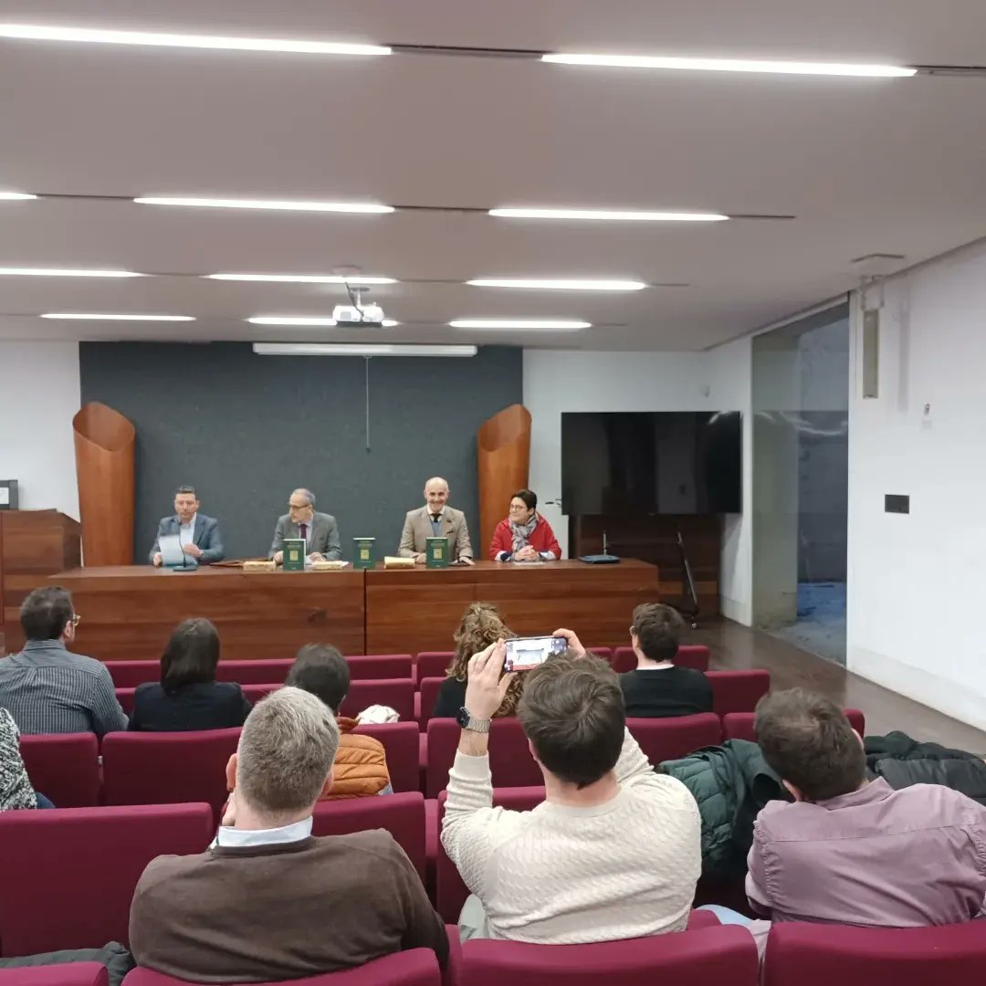 RalLpezLpez3's tweet photo. Qué agradable presentación del libro "Monarquía Mística" con mis magníficos compañeros de investigación. 
@peterlang @museoliceoegipcio @unileon_es @ihtc_unileon #humanismo #literatura #historia  #libros https://t.co/S5iPMV3Okk