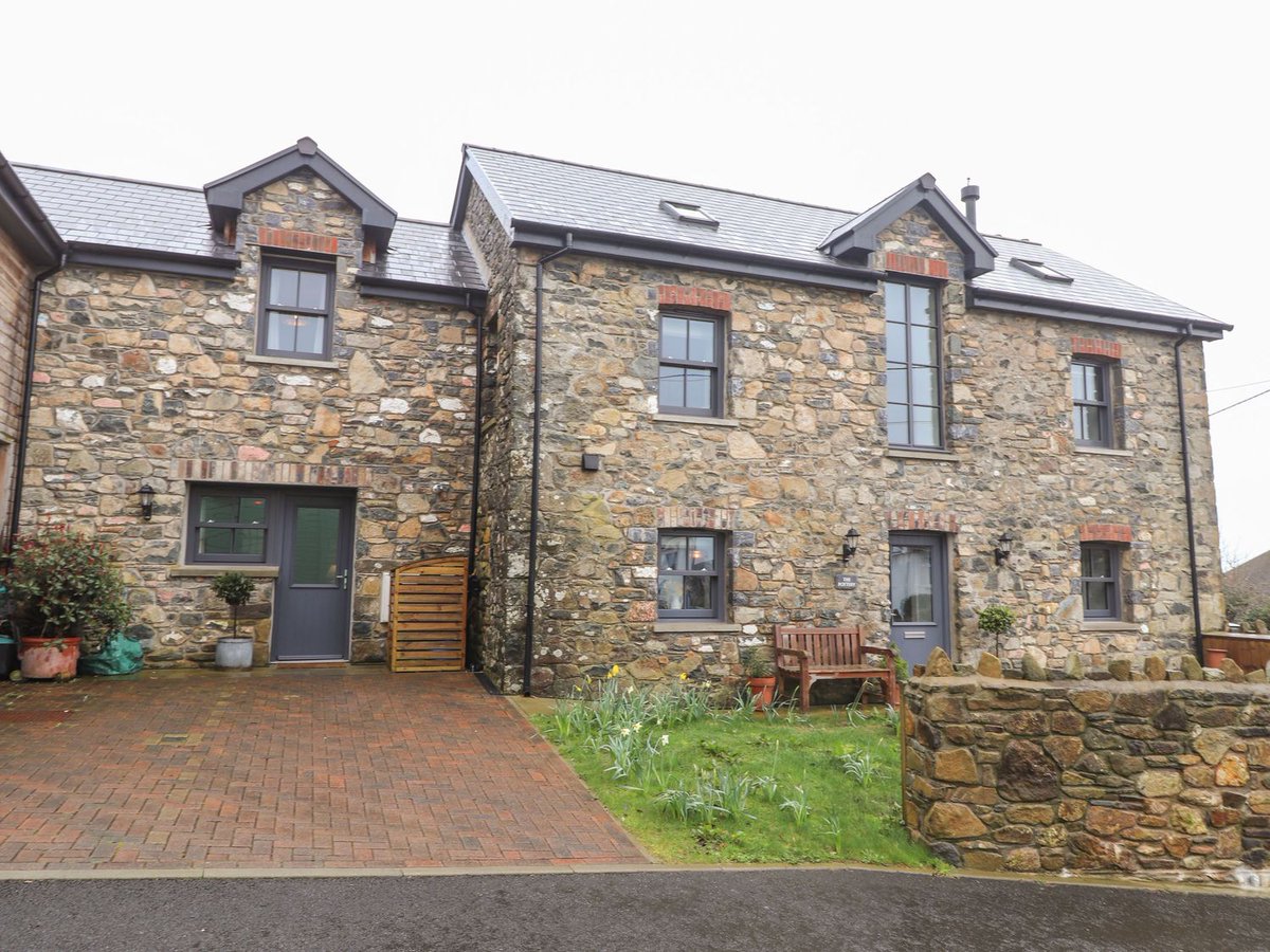 welsh_cottages's tweet photo. 😍 New #HolidayCottage Alert! 😍

We're delighted to welcome The Pottery to our C&amp;CH family!

Just a short walk from Parrog on the coast in Newport, Pembrokeshire, this beautiful property sleeps 6 in 3 bedrooms!

BOOK TODAY for a great seaside holiday!
➡️ https://t.co/Y1sygVKFZ3 https://t.co/Hv7dX8U9h2