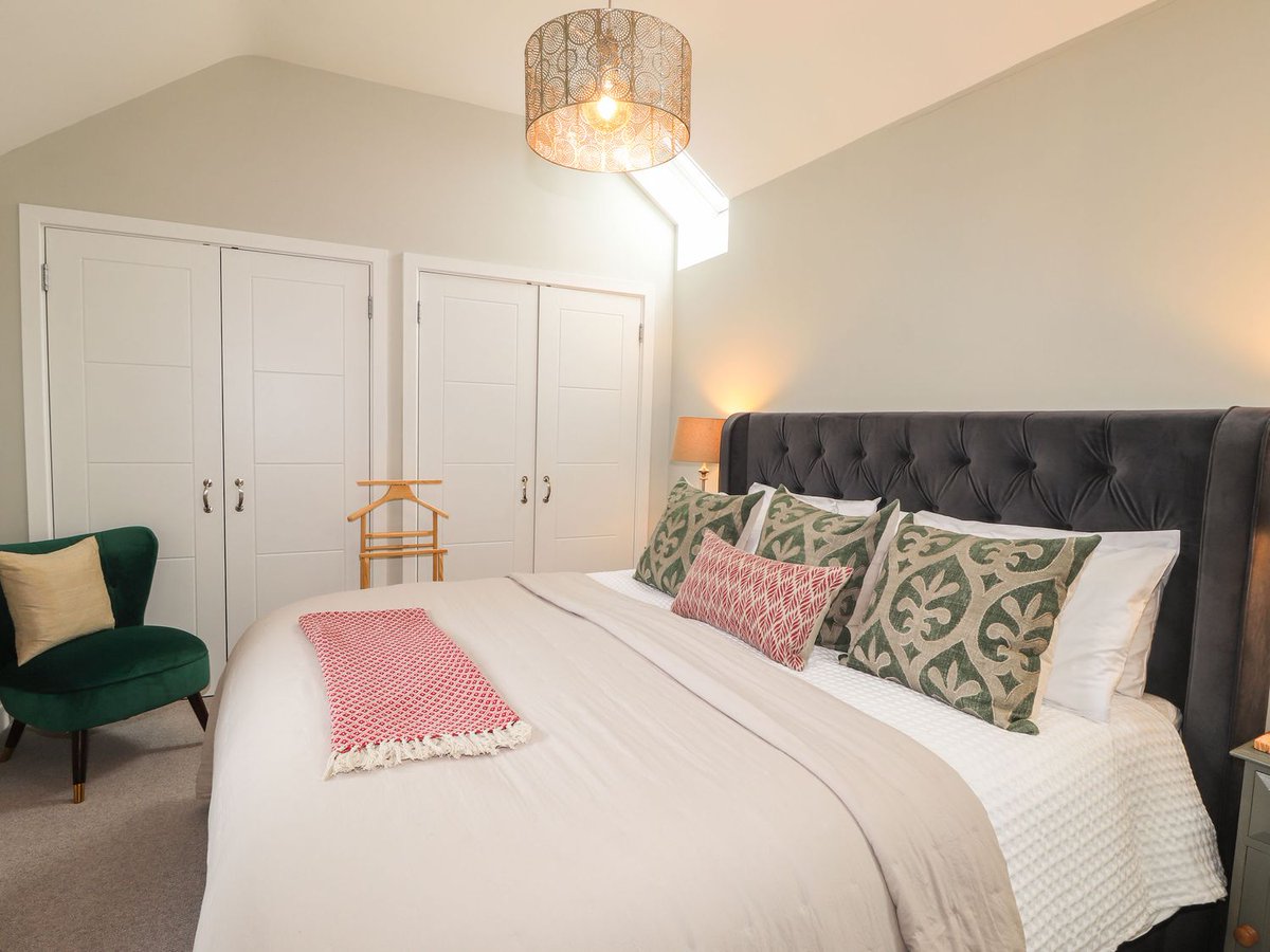 welsh_cottages's tweet photo. 😍 New #HolidayCottage Alert! 😍

We're delighted to welcome The Pottery to our C&amp;CH family!

Just a short walk from Parrog on the coast in Newport, Pembrokeshire, this beautiful property sleeps 6 in 3 bedrooms!

BOOK TODAY for a great seaside holiday!
➡️ https://t.co/Y1sygVKFZ3 https://t.co/Hv7dX8U9h2
