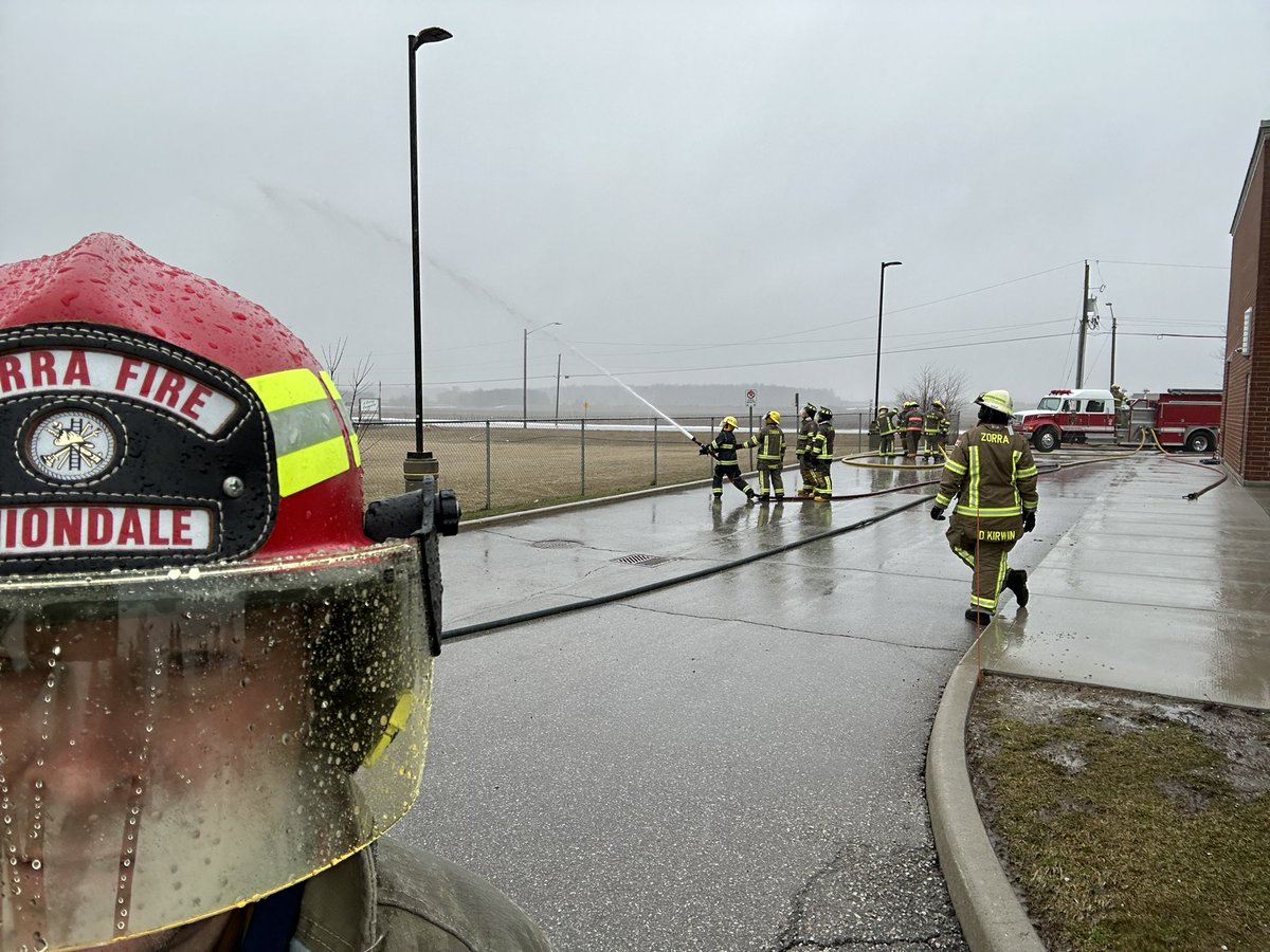 marcusryanzorra's tweet photo. All the new recruits in the rural Oxford fire departments are training in Thamesford today. #RFSOC #doingtheirpart https://t.co/WTHJJJRdg5