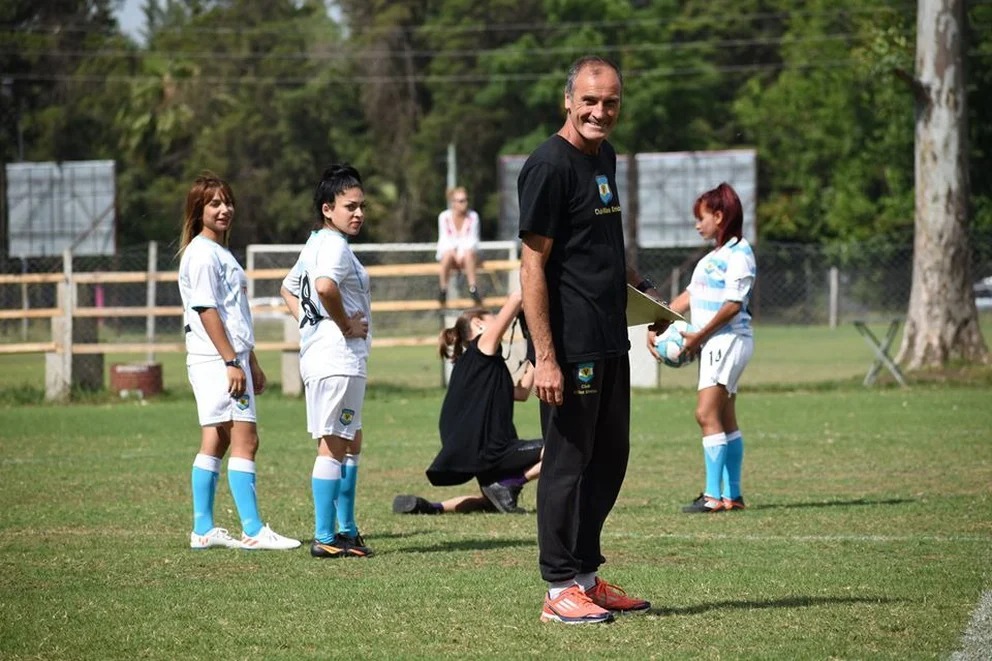 [Radio en vivo] En las Tardes Deportivas sabemos de Fútbol Femenino junto a <a href="/MaxVidela90/">Maximiliano Videla</a> y <a href="/CStadella/">Coco Stadella</a>, quienes charlan con el entrenador Gustavo Levine, quien es candidato a ser DT de la Roja #CooperativaContigo bit.ly/3ZlzrXI