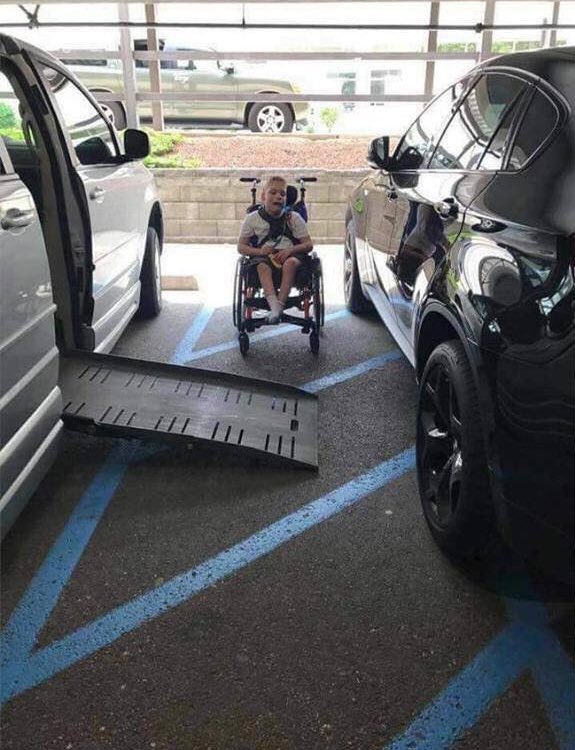 Y esta es la razón por la que los lugares reservados son tan anchos y tienen una franja (azul) de transferencia en un costado. 
Si no eres una persona con #discapacidad o llevas en el auto a una, no los uses. 

#YoCuido
#SoyCuidadora