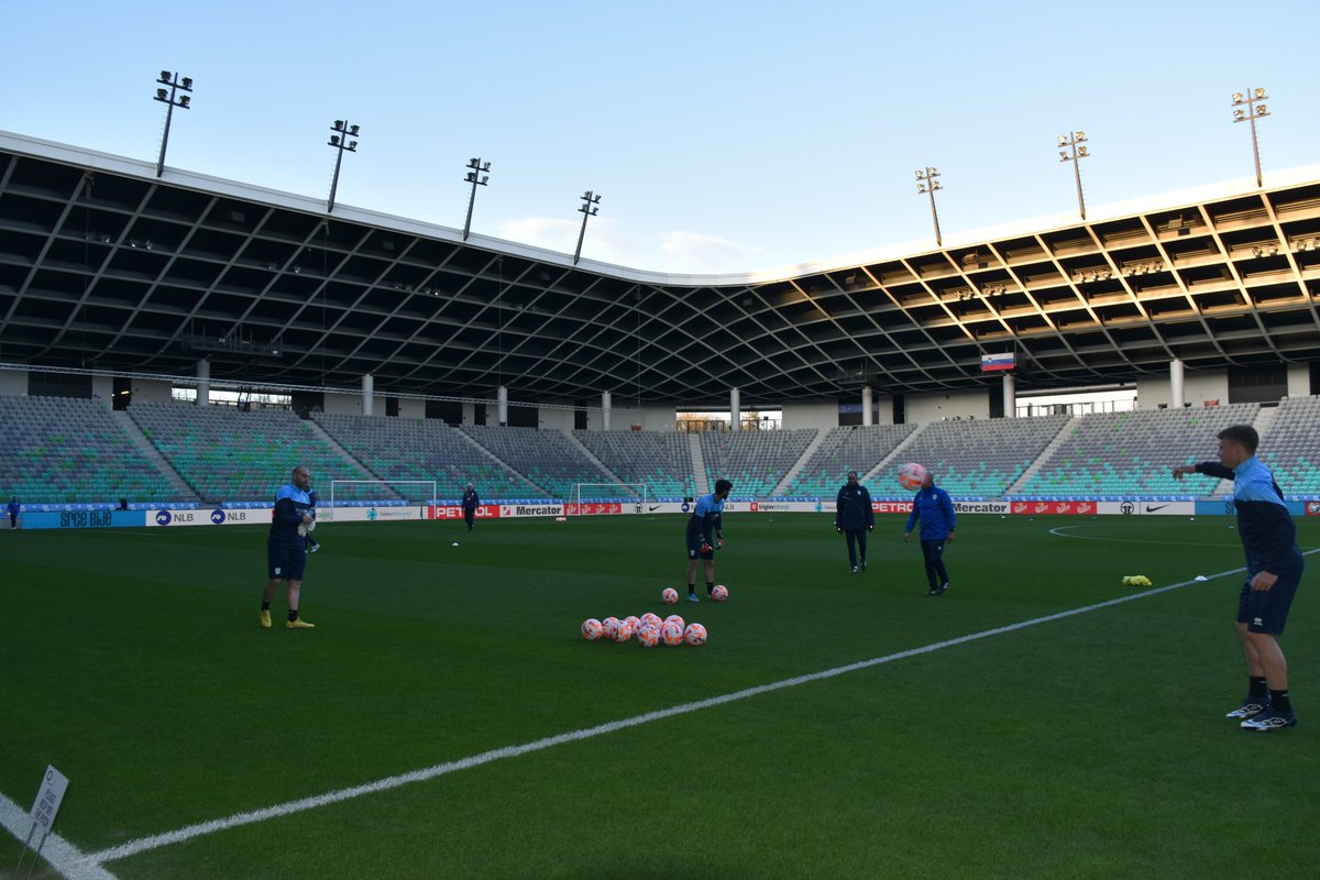FSGC_official's tweet photo. 🔜 | Titani in campo per la rifinitura alla vigilia di Slovenia-San Marino. Domani, alle ore 18:00, la sfida ufficiale valevole per le Qualificazioni agli Europei di Germania 2024!
►https://t.co/1hM7nmIX2c
#EuropeanQualifiers #SLOSMR #forzatitani #forzasanmarino https://t.co/hgQE0NjGTP