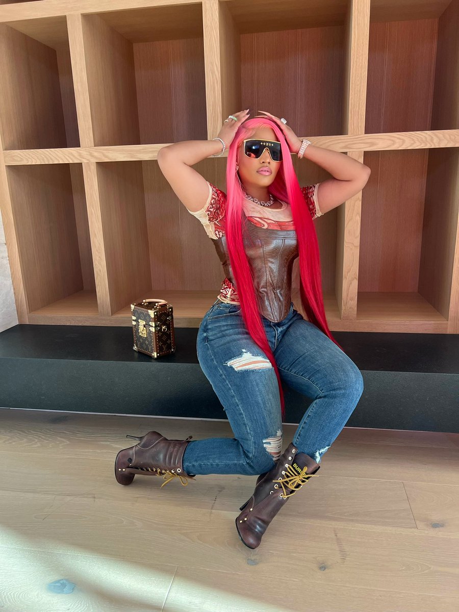 NICKIMINAJ tweet picture