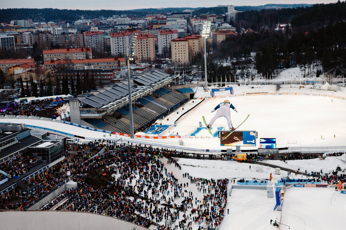 sjteamfin's tweet photo. 𝐋𝐚𝐡𝐭𝐢 𝐒𝐤𝐢 𝐆𝐚𝐦𝐞𝐬 | Salpausselän kisat starttasivat miesten mäkihypyn osalta joukkuemäellä. Suomen nelikko ylsi kilpailussa sijalle kahdeksan. Huomenna jatketaan huikean kotiyleisön edessä 🔜

Lue lisää 🔗 https://t.co/3ALZ7wTHyc

@lahtiskigames | #sjteam #skijumping https://t.co/q36PHCGFDf