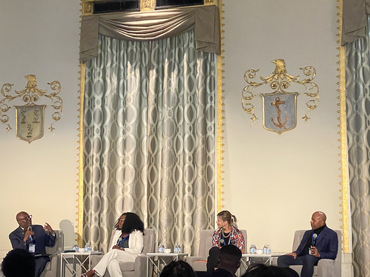 cclareMDMPH's tweet photo. Social media guru and ⁦@NationalMedAssn⁩ member ⁦@docmosho⁩ moderates a SoMe and technology panel at #Colloquium2023 #healthequity #technologyequity #healthpolicy https://t.co/bsjyzTLEK1