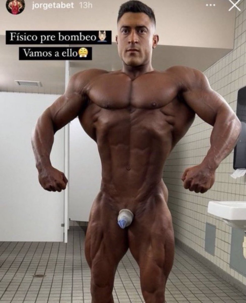 xokaspov's tweet photo. mi madre: donde está el calcetín que le falta a tu hermano pequeño?

yo completamente esquizofrénico en el baño: https://t.co/5mqm033RpV