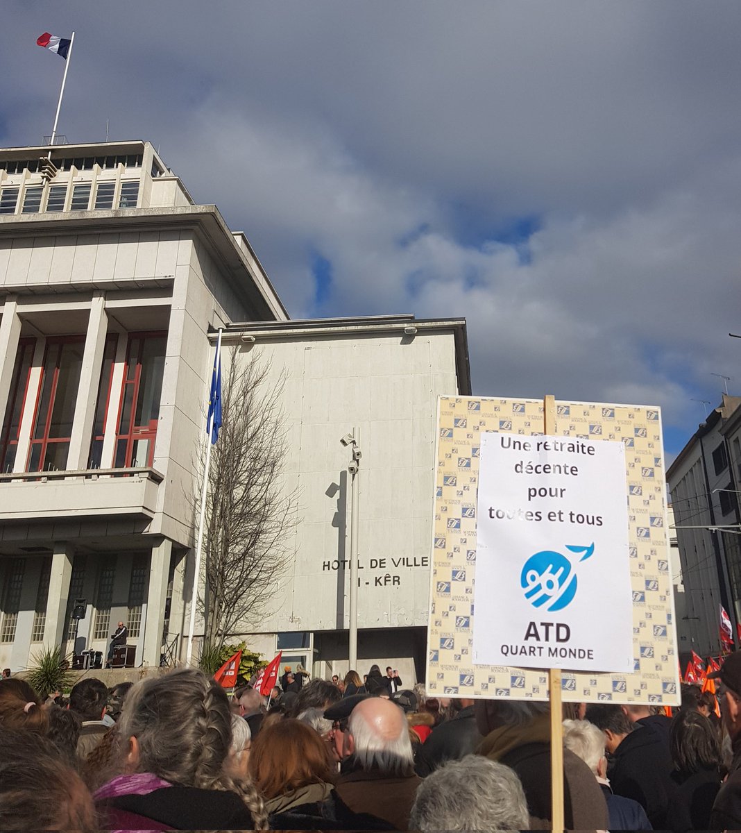 Monsieur le Président 
Je vous fais une lettre
Que vous lirez peut-être 
Si vous avez le temps ....
A l'atelier Lirecrire de ATD  Quart Monde #Brest nous avons aussi écrit au président de la République.
atd-lirecrire.infini.fr/Monsieur-Le-pr…