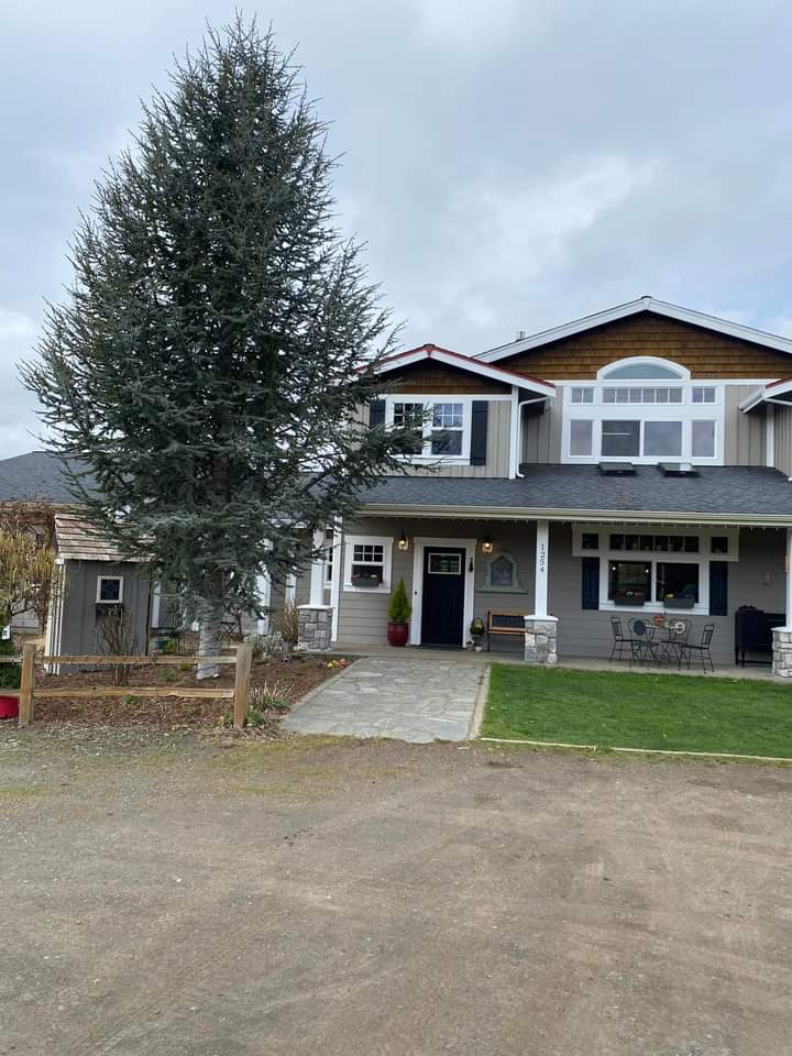 Mt_Briscoe's tweet photo. Farm property I stayed on last night ! It’s an Airbnb property but amazingly they also do weddings and events in their barn and sell produce like eggs, flowers from the farm.
#washingtonstateag
#accomation
#Travel
#agriculturalscholarship
#explorewashingtonstate https://t.co/noZupNOmF3