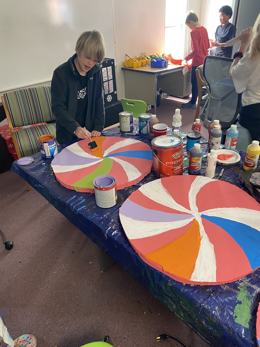 HunterESDrama's tweet photo. Behind the Scenes of Willy Wonka Jr! Thank you to our amazing crew and the parents for bringing this production to life with props, scenery, and costumes! https://t.co/tXYauoS8gD