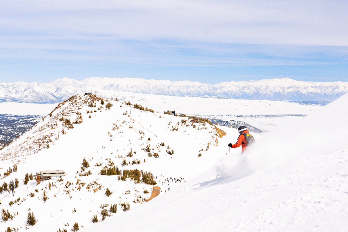 samjezak's tweet photo. No better way to celebrate a record breaking snow year in the Sierra than chasing @syano31 through powder turns at her home mountain. https://t.co/rSg3g87AJH