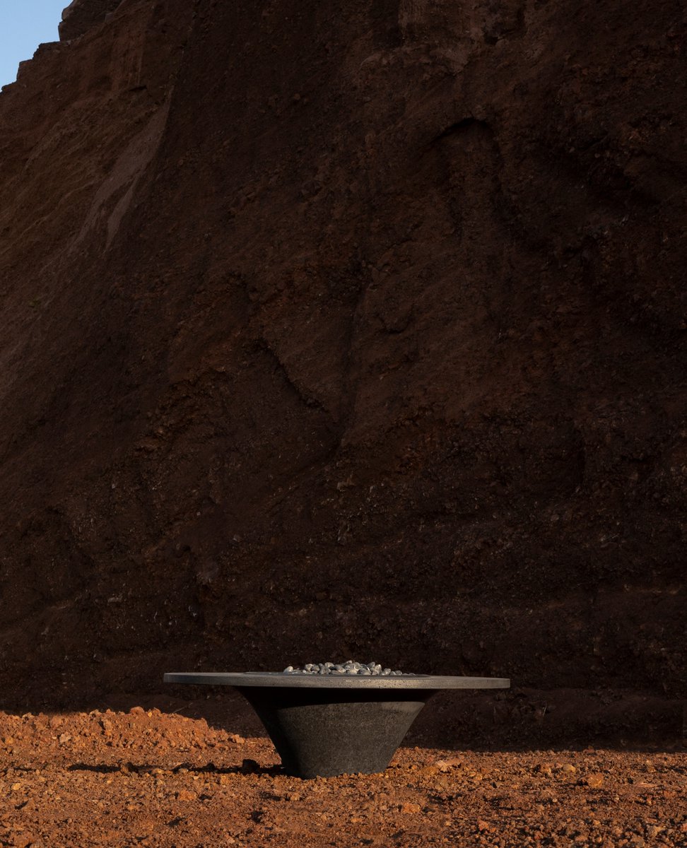 UMO ROCA - Volcanic Stone Fire Pit
Dimensions: 140 ×140 ×40 cm
More information: DM - info@peca.com.mx - Whatsapp 33 1139 8868
#peca_studio #mexicandesign #interiordesign #interiorismo #architecture #craftfurniture #firepit #chimenea #volcanicstone #Mexico #outdoordecor