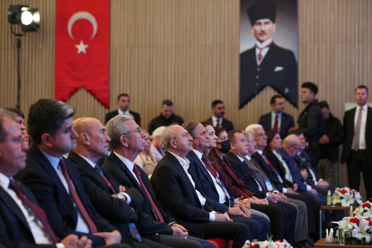 Cumhurbaşkanı adayımız Sn. <a href="/kilicdarogluk/">Kemal Kılıçdaroğlu</a> önderliğinde Belediye Başkanları Toplantısı'nı gerçekleştirdik.

2019 yerel seçimlerinde nasıl başardıysak genel seçimlerde de başaracak, omuz omuza ülkemizi refaha ulaştıracağız.