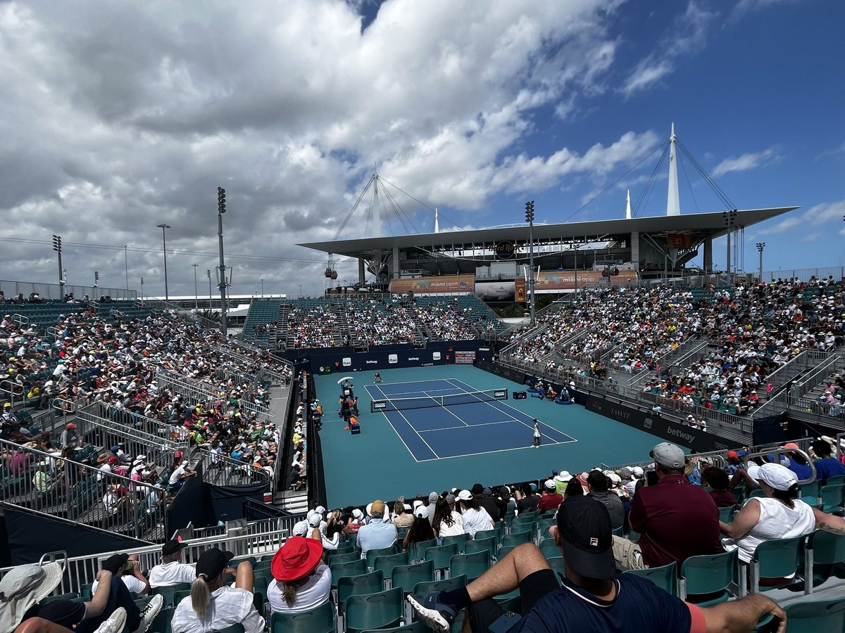 juleeslc's tweet photo. Brazilian fans in the house for first and second matches on the Grandstand. #MiamiOpen #intheshade https://t.co/7bWIdDi0Co