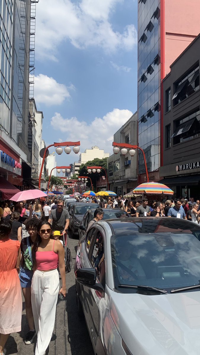 Passou da hora de abrir as ruas mais movimentadas da Liberdade pras pessoas e fechar pros carros. Tem metrô, ônibus, acesso fácil. 

Um belo calçadão com balizas e a qualidade da região que bomba nos finais de semana vai dar um salto de qualidade. 

Na semana o trânsito volta