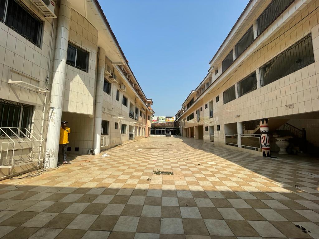 UNE SUPERBE OPPORTUNITÉ D'UN COMPLEXE HOTELIER DE TYPE F80 EN VENTE A COCODY - ANGRE 8E TRANCHE CITE BECEAO SUR PERFECTOR IMMOBILIER.
PERFECTOR IMMOBILIER COTE D'IVOIRE présente cinq imposants immeubles R+2 bâti sur une superficie totale de 3300 m² à Cocody - Angré 8e Tranche