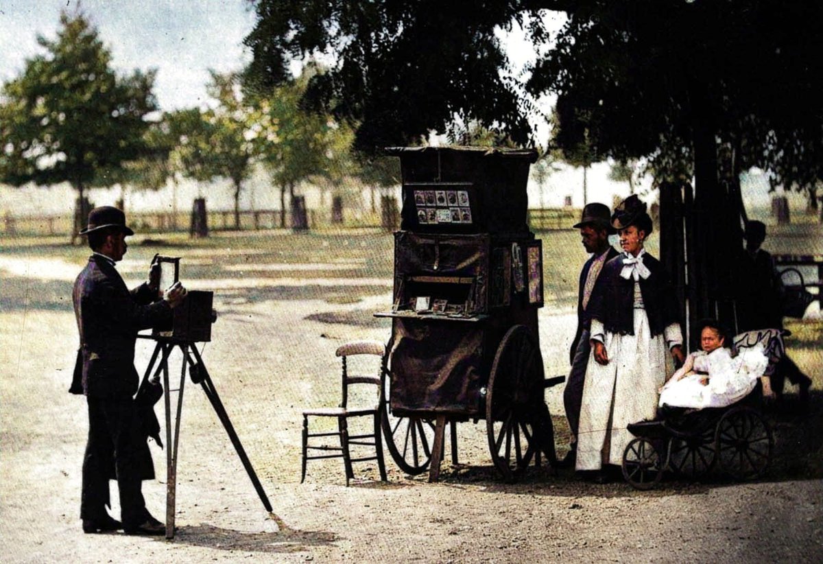 A street photographer at work on Clapham Common, London, in 1877. #clapham #claphamcommon #victorianera #streetphotography #oldlondon #vintagephotography