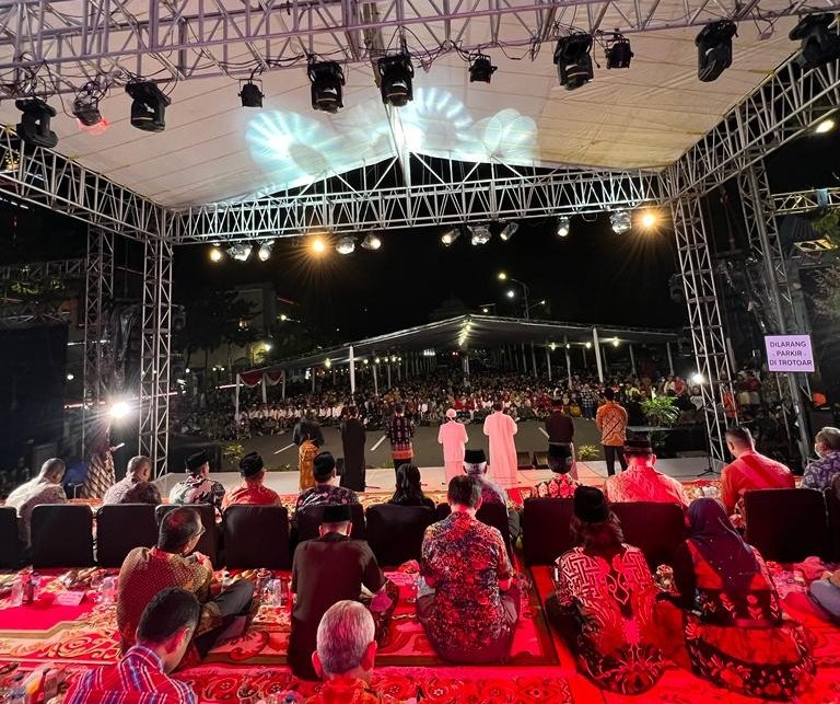 islah_bahrawi's tweet photo. Siapapun yg menunggangi agama sbg "gendam" politik akan sy lawan sekuat tenaga. Melawan kelompok pembual yg "ngedabrus" bhw mrk telah direstui langit utk menguasai bumi.
Ini modus penumpang gelap politik yg ongkosnya ingin dibebankan kpd Tuhan.
Modus lama yg selalu didaur ulang. https://t.co/IKFhDOrIra