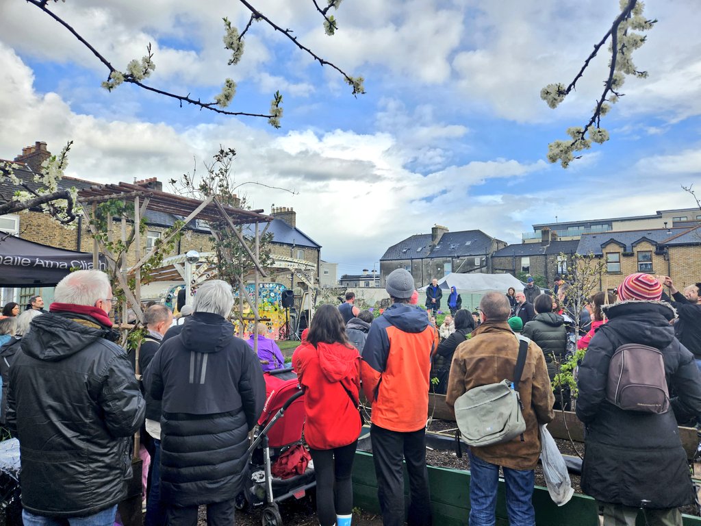 donna_cooney1's tweet image. Lovely trip to @island_mud for their #SpringFair 
Bought a lovely handcrafted hat, heard some great music and circus acts, tasty bites at the cosy cottage. In a wonderful community garden and people. @EW_here4all beautiful knitting!! 🌼