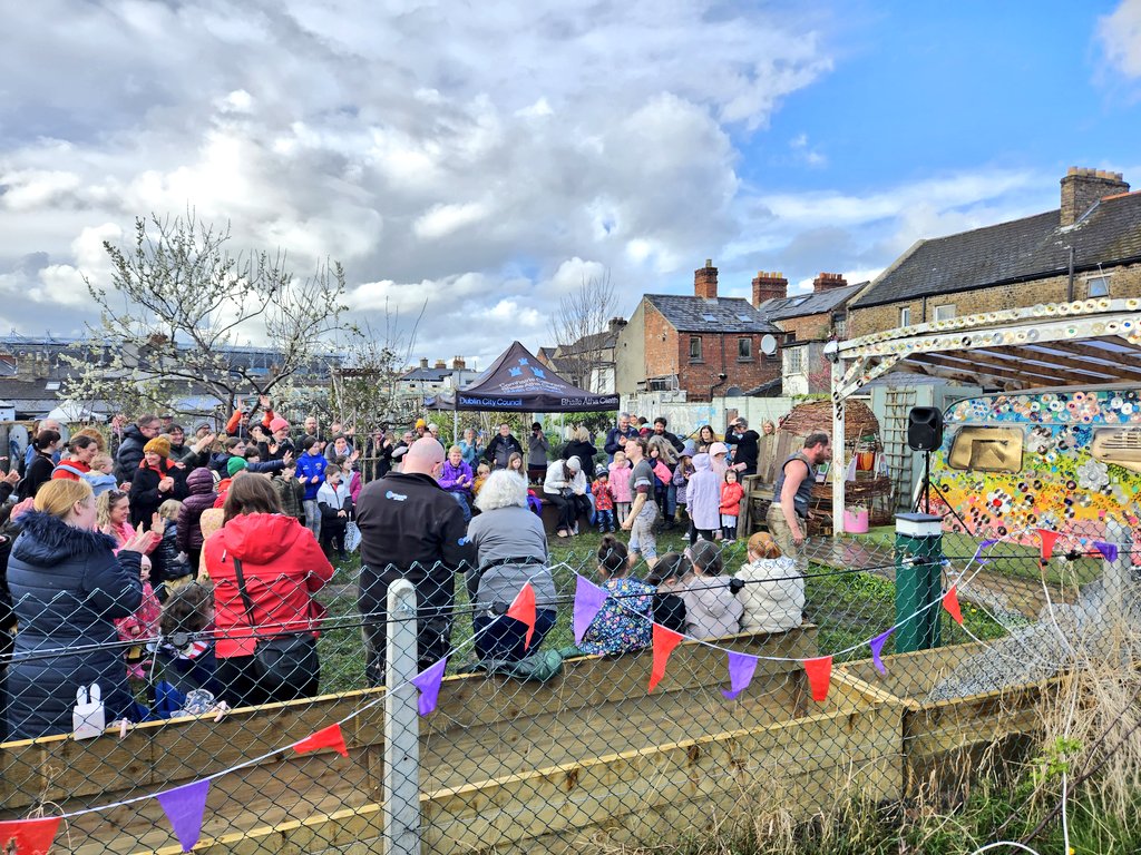 donna_cooney1's tweet image. Lovely trip to @island_mud for their #SpringFair 
Bought a lovely handcrafted hat, heard some great music and circus acts, tasty bites at the cosy cottage. In a wonderful community garden and people. @EW_here4all beautiful knitting!! 🌼