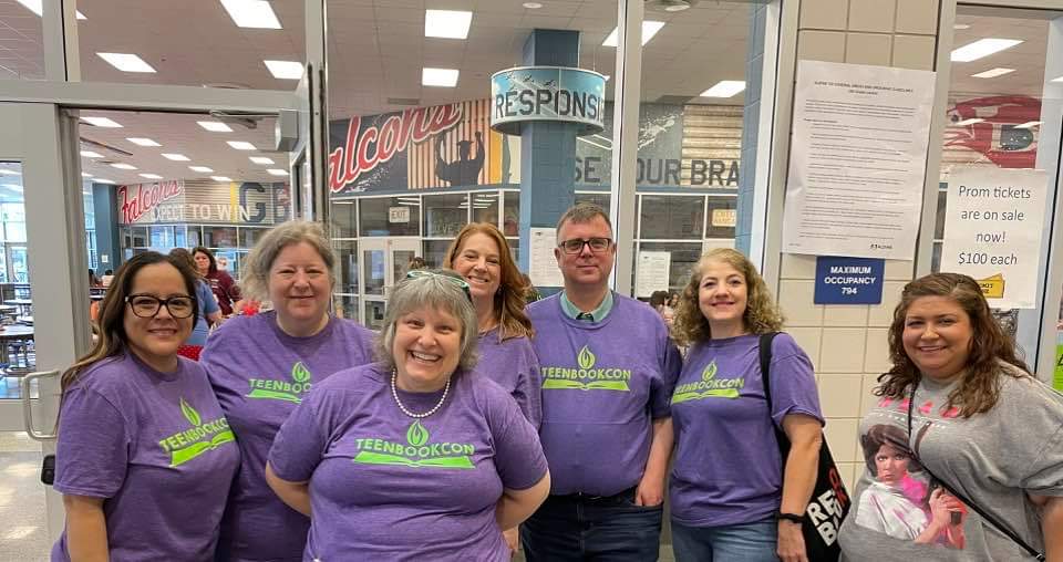 GoodmanACE_LMC's tweet image. Having a blast w 3 of my fav things: librarians, authors &amp;amp; books @TeenBookCon @aldinelibraries #teenbookcon2023