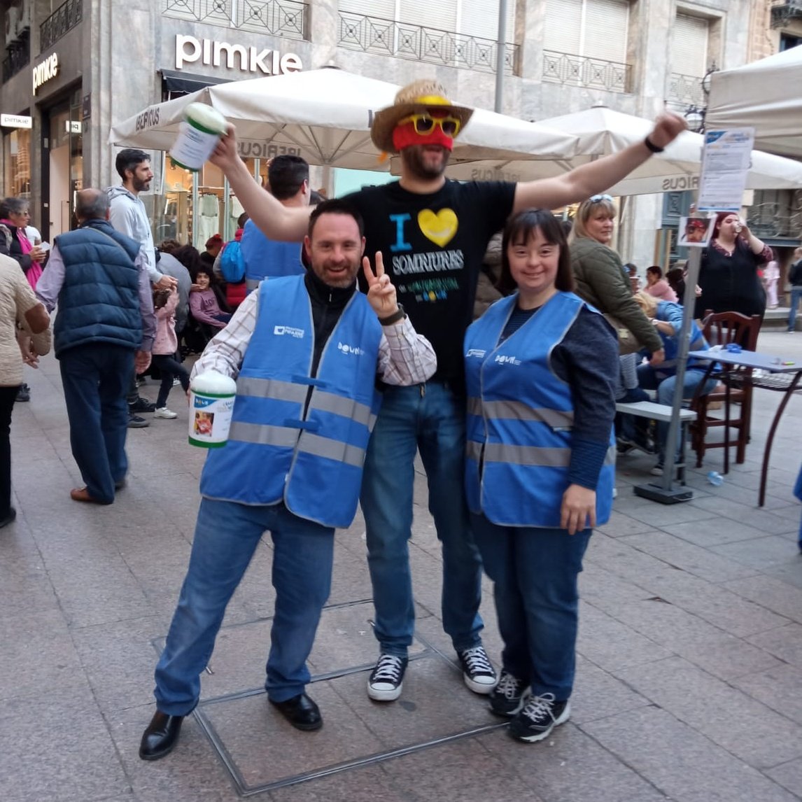 Avui, col·laboració amb @downlleida pel #diamundialdelsindromededown al c/ major. Aprofito per felicitar al Tonet i l'Ester, bons amics que es casen aviat... Moltes felicitats parella!!! 😊 #ILoveSomriures #NoSomUnEstereotip