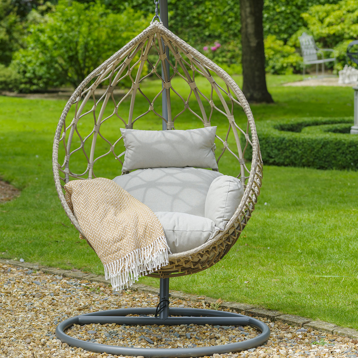 Grabbing a blanket, and I'll be here for the whole weekend🌞

📸Lyon Egg Chair 

#outdoorliving #furniture #lgoutdoor #eggchair