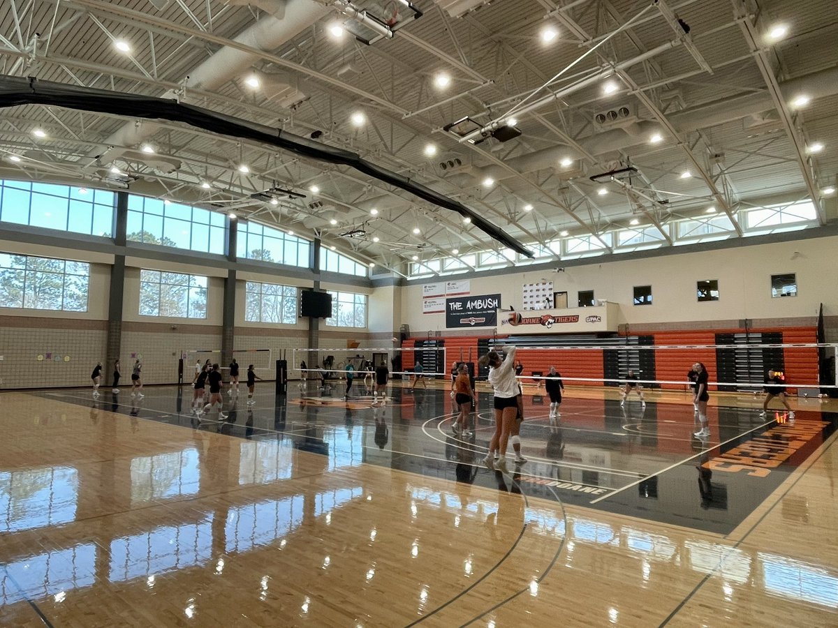 DoaneVolleyball's tweet photo. Another fun alumni event with this crew! Thanks for those that made it back! #doanevb #DUVB4Life #skodoane #alumni https://t.co/gIqlMDPZ7D