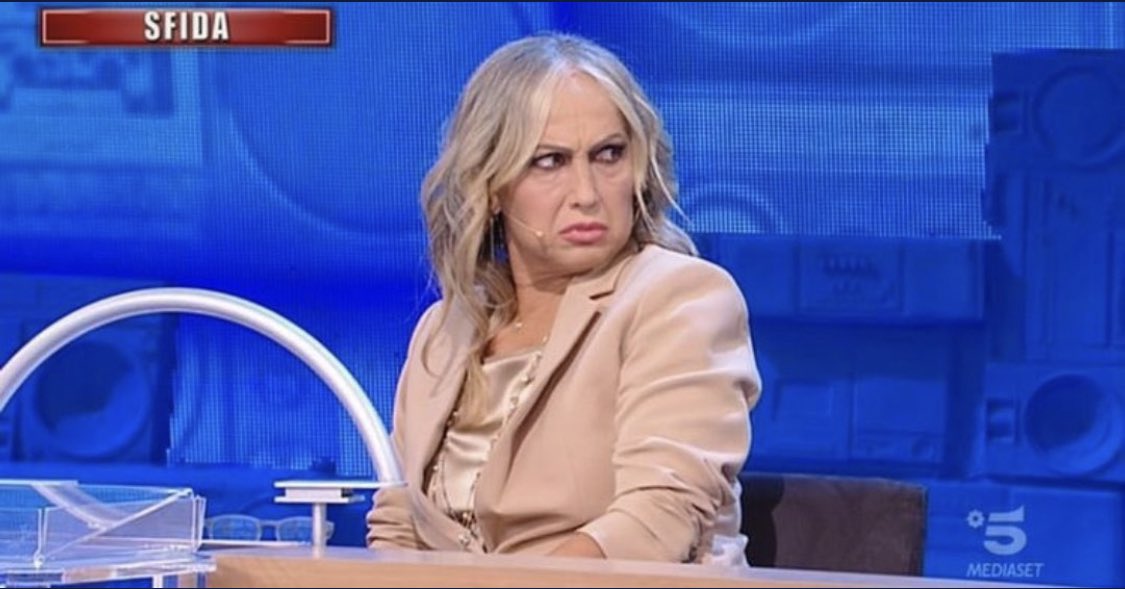 marika0999's tweet photo. Ma perché continua a schierare creecca quando a quella regina di Angelina in squadra #amici22 https://t.co/9Xf5B38gGe