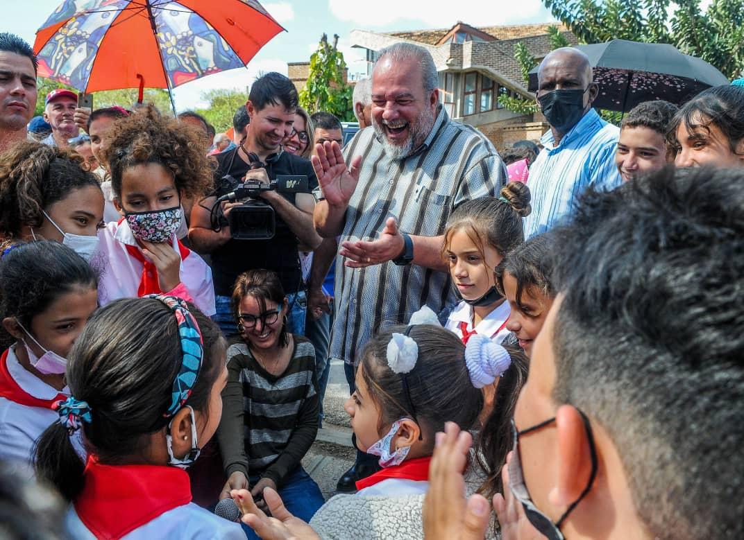 Tenemos un gran reto por delante, y un gran compromiso con el pueblo. Confiamos en que una #Cuba 🇨🇺 #MejorEsPosible. 
Juntos #SaldremosAdelante.