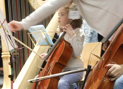 HitSocialCom's tweet photo. Week-end musical
Les jeunes musiciens jouent ensemble à Plan-les-Ouates! 

Des groupes formés selon l’âge, l'instrument et le niveau musical de chacun. 

Est-ce que tu vas y jouer? Vas-y au moins pour écouter d’autres jeunes jouer de la musique!
#PLOculture #planlesouates https://t.co/TttTyA2YVG