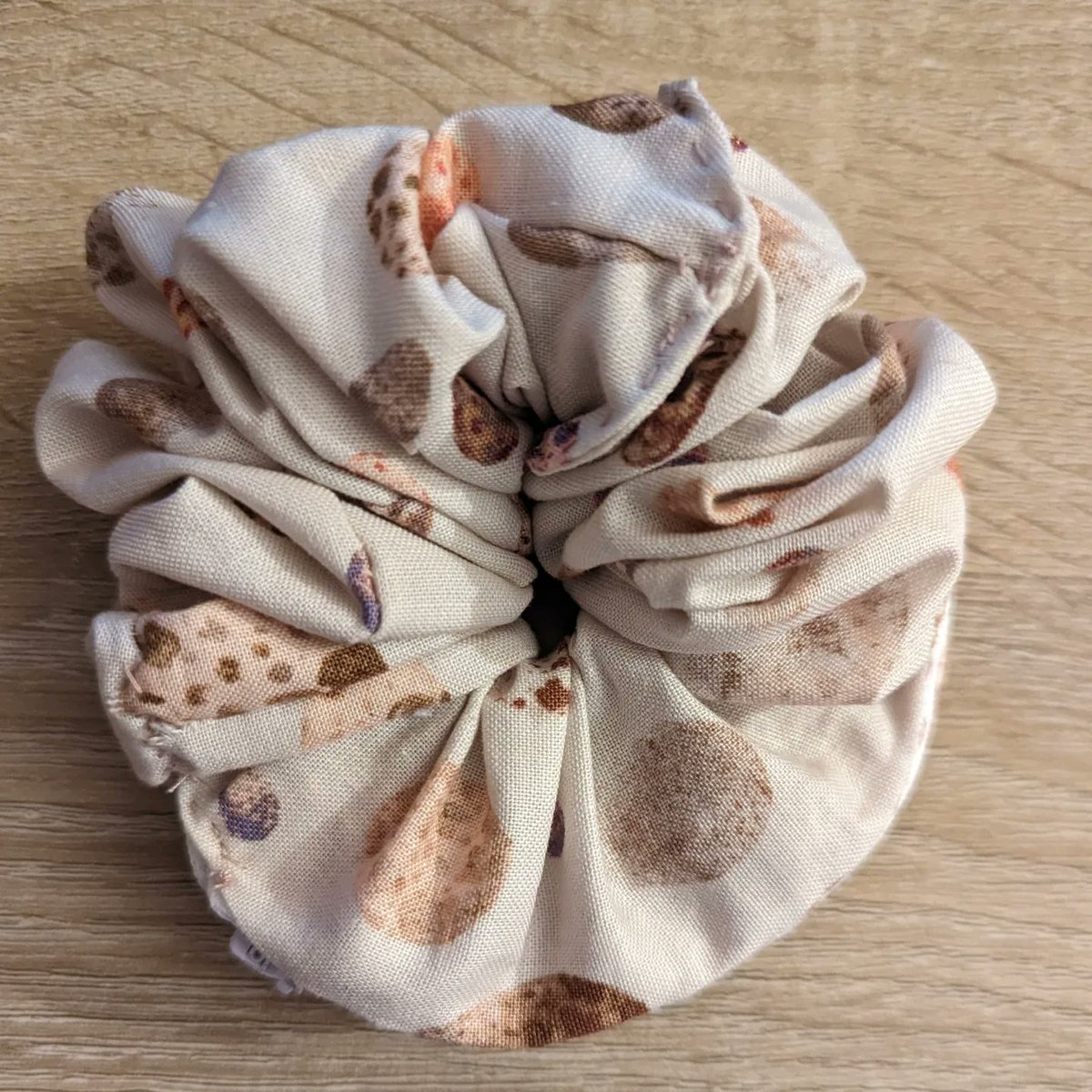 funbeaut29's tweet photo. Here's another scrunchie update for you! I was able to make 3 this week. I made 2 easter egg pocket scrunchies and a regular scrunchie that has beautiful vibrant colors! All of these can be found on my kofi shop! Tune in next week for scrunchie action! #pocketscrunchie https://t.co/zYM2g9hbNU