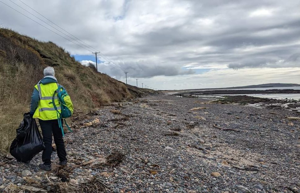 shamblesklutz's tweet photo. Was part of an organised beach clean this morning. Low tide meant local farmers were able to bring their tractors on to the beach to get the big stuff for us (creels, wheels...). Oh, and I found someone's right arm.
#beachclean #Largobay #Fife https://t.co/OfSnsnTMur