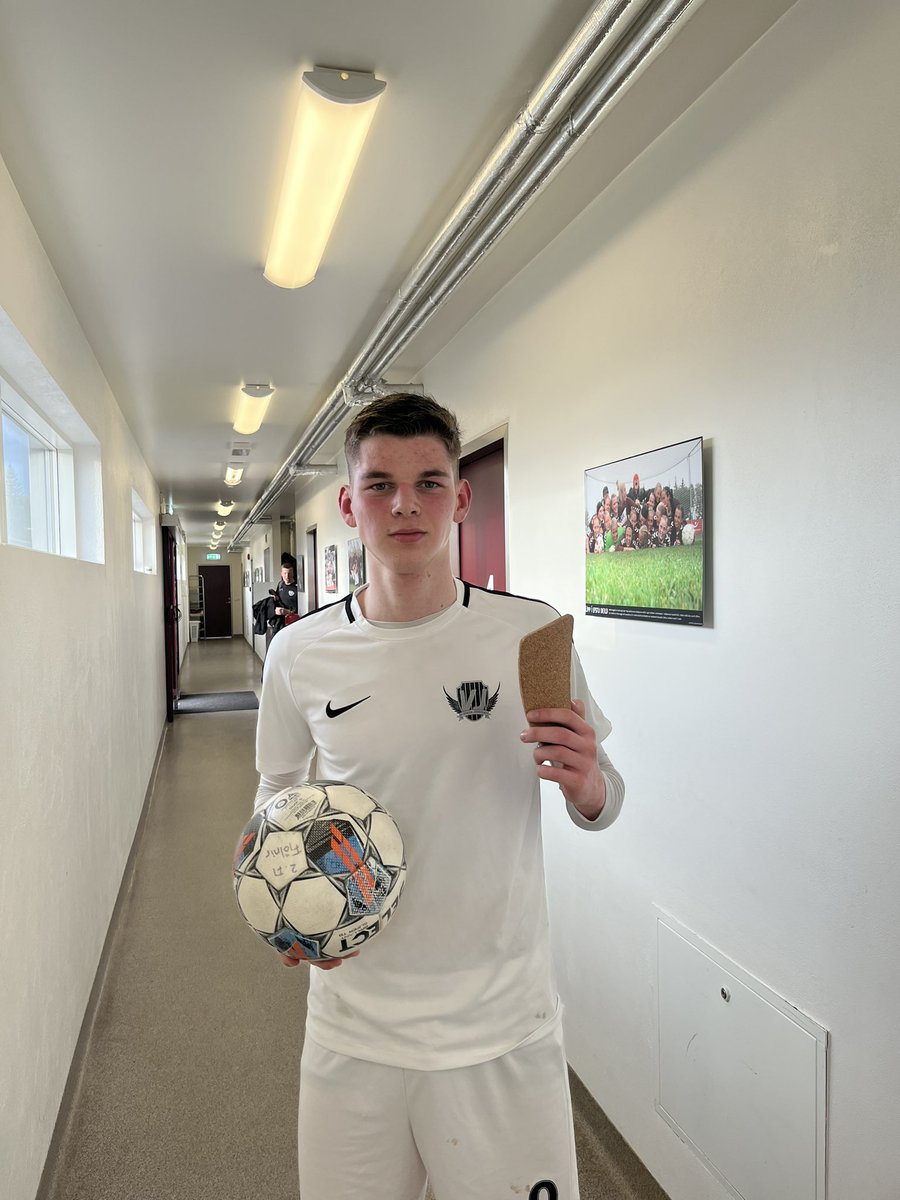 Maður leiksins í boði Duma og Ölhúsið - Óskar Dagur

Eyjamaðurinn fagri kom inná í hálfleik og setti þrennu á 10 min, við fengum hann bara???

Hann á inni bolta tilboð á Ölhúsinu(enginn bjór,bara gos) og legghlífar frá Fannari litla Braga

#TopOfTheLeague