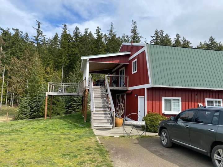Mt_Briscoe's tweet photo. Their barn ! I love the old wooden barns.
#kitsappeninsula #AgInnovation
#agriculturalscholarship
#accomation https://t.co/zDpdJ1mUXi