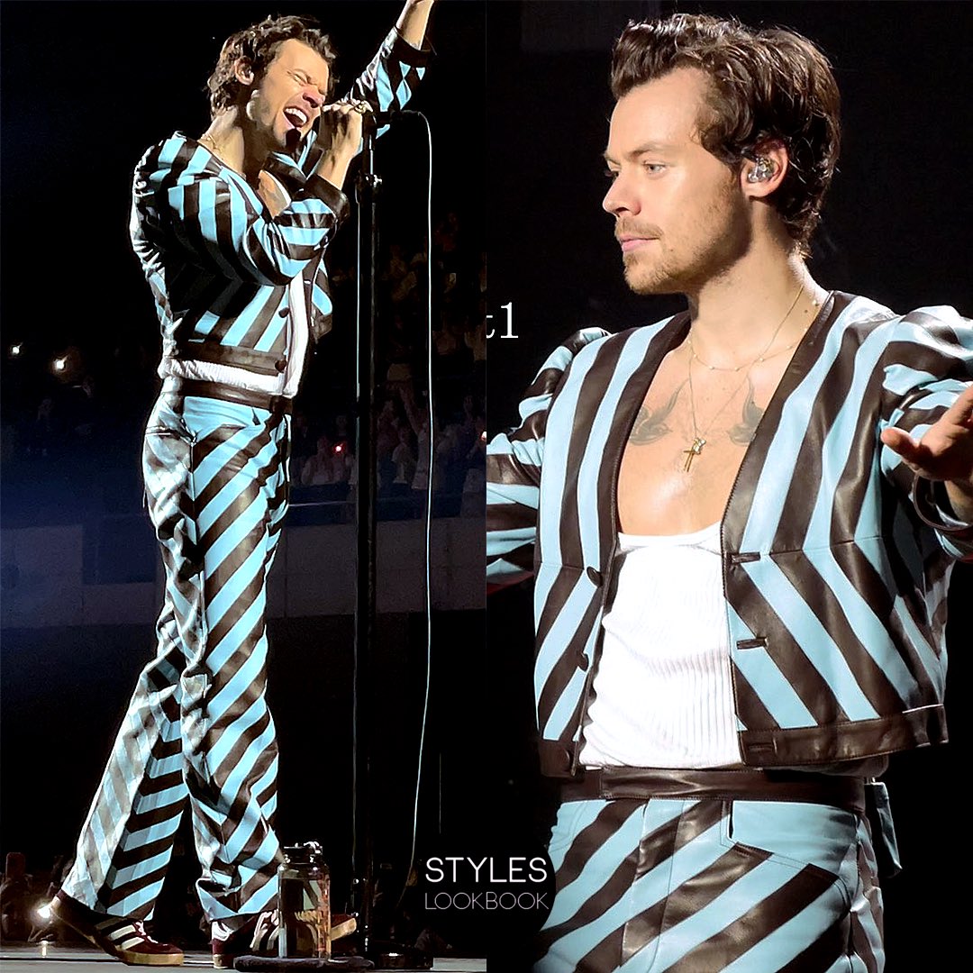 styleslookbook's tweet photo. For his first #LoveOnTour show in Tokyo, Harry wore a custom @gucci leather set featuring a blue and black striped pattern. The look was completed with burgundy sneakers and a white tank top.
https://t.co/Mnfv8VOuMs

📸 @gleekhsm and @Ds2Hsc5t1 https://t.co/JgVECMndkG