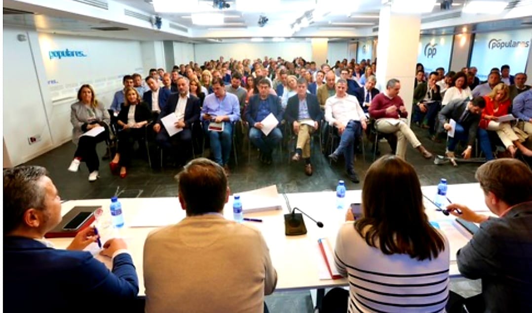 pporusco's tweet photo. Nuestro candidato a la alcaldía @vicent1966 ha acudido esta semana a la reunión en @ppmadrid , presidida por el Secretario General @SerranoAlfonso y los Vicesecretarios @anamillanpp @jorgerodrigodo .

#eselmomento del cambio en #orusco y de la mayoría absoluta con @IdiazAyuso https://t.co/r8MAzQvb2M