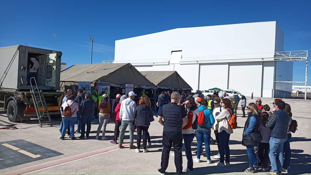 FUTER_ET's tweet photo. Hoy sábado 25, el Grupo de Obtención por Sistemas Aéreos #GROSA del Regimiento de Inteligencia 1 #RINT1 realiza una exposición de material en el #aeropuerto de #Teruel con motivo del X aniversario del aeropuerto. https://t.co/xWQXBssNms