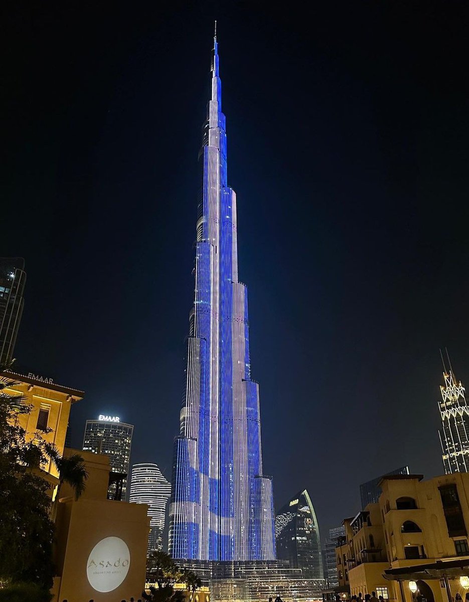 Το Burj Khalifa στο Ντουμπάι φωτίστηκε απόψε με τα χρώματα της σημαίας μας ένεκα της εθνικής επετείου.

Χρόνια Πολλά Ελλάδα 🇬🇷

#ΕΛΛΑΣ_1821 #ΕλληνικηΕπανασταση