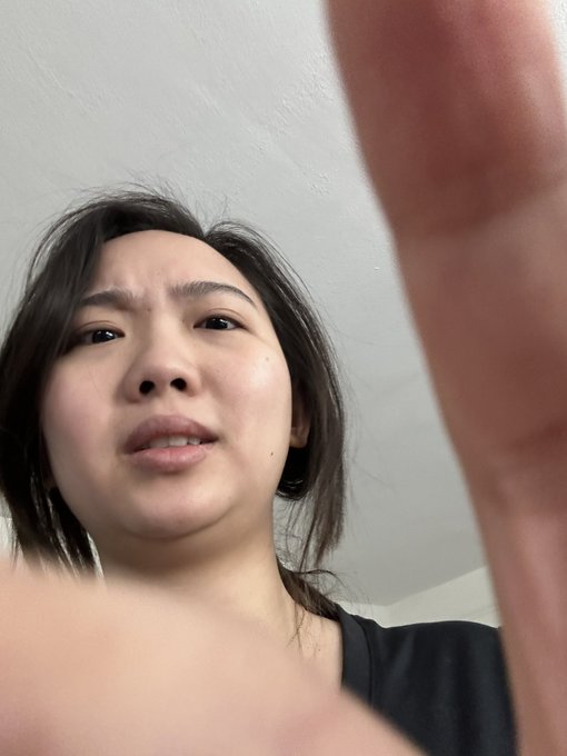 🍖 Harriet Sugarcookie 🍖 - 2 pic. Trying to take spicy photos then see my mum calling me… the face of “oh shit” https://t.co/3c5RAo6E72