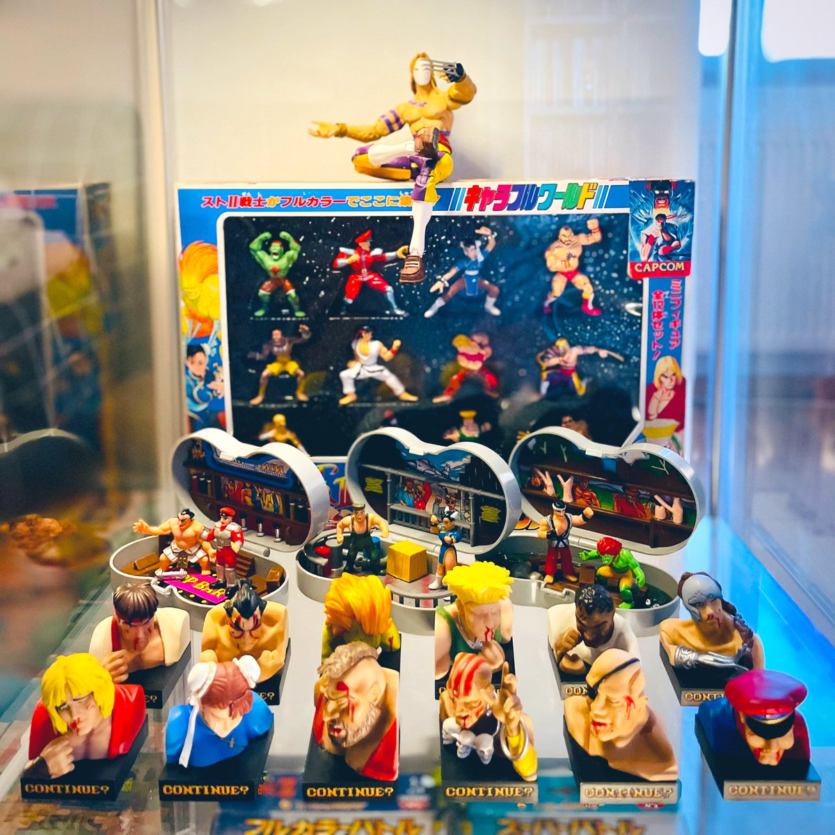 Entrevtainment's tweet photo. Mise à jour de ma « vitrine à remonter le temps » !

♐️ Saint Seiya (Aiolos)
☄️ Final Fantasy VII
👊 Street Fighter II
🎒 Best-of des jouets de mon enfance https://t.co/K3DVj7YEXz